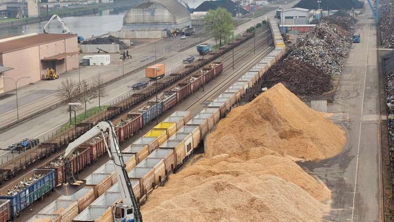 Holzhackschnitzel sind nur eine von vielen Waren, die im trimodalen Güterverkehr des Kehler Hafens umgeschlagen werden.