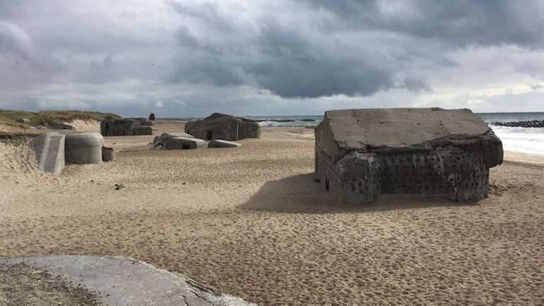Auch die deutschen Soldaten nutzten im Zweiten Weltkrieg die Bahn – und bauten am Strand von Thyborøn Bunker an Bunker.