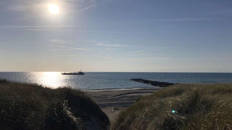 Nordsee fast ohne Wellen: bei den Dreharbeiten im Sommer 2018 zeigte sich das raue Meer von seiner friedlichen Seite.