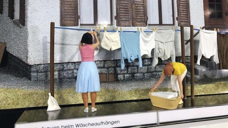 Firma Preiser: Frauen beim Wäscheaufhängen. (Foto: SWR, SWR - Alexander Schweitzer)