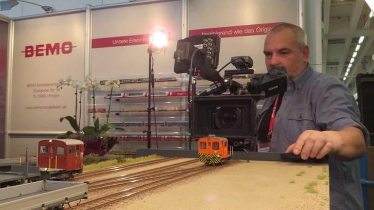Kameramann Andreas Stirl beim Filmen des Loktraktors von Bemo.