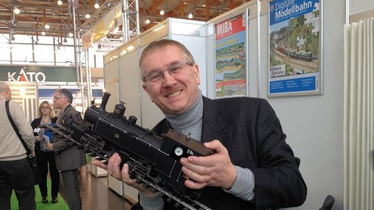 Martin Knaden - VGB Chefredakteur der Zeitschrift MIBA mit der Regner-Neuheit (Foto: SWR, SWR - Hagen von Ortloff)