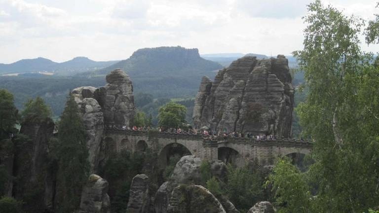 Touristenmagnet aus Stein: die Basteibrücke (Foto: SWR, SWR - Susanne-Mayer-Hagmann)