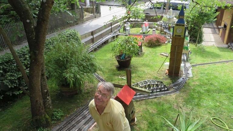 Im Garten von Manfred Wölfle hat nichts anderes Platz als seine Gartenbahn