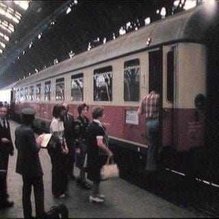 Menschen steigen in einen Zug (Foto: SWR, SWR -)