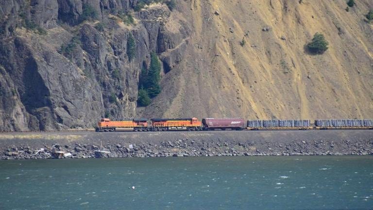Die Strecke am Nordufer des Columbia River wird von der BNSF benutzt. (Foto: SWR, SWR - Harald Kirchner)