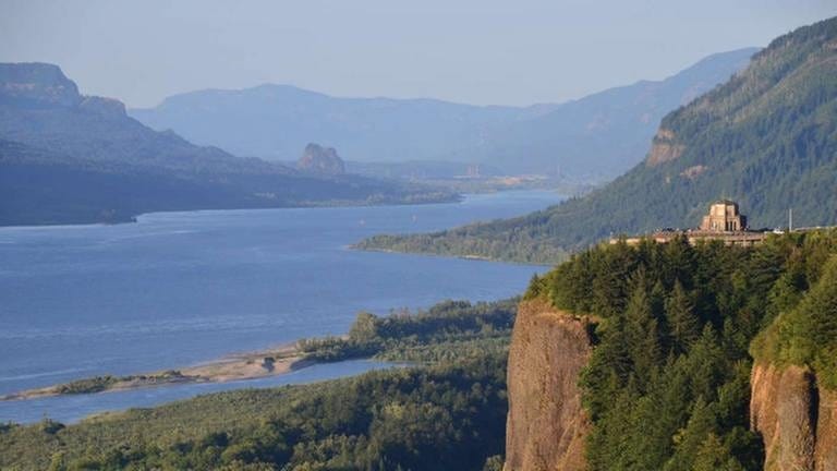 Ein Panorama des Columbia River Gorge. Der Crown Point ist der berühmteste Aussichtspunkt. (Foto: SWR, SWR - Harald Kirchner)