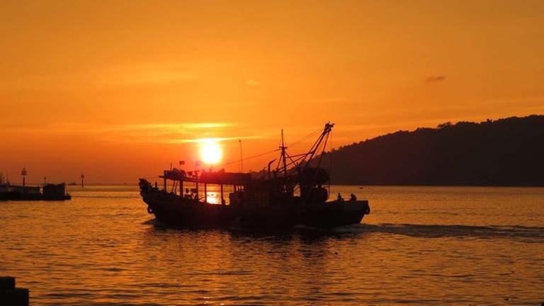 Die Sonne taucht ab ins Südchinesische Meer – ein Spektakel, das man nicht vergißt.