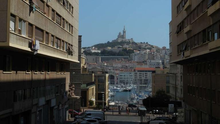 Marseille mit altem Hafen, im Hintergrund Notre-Dame de la Garde. (Foto: SWR, SWR - Alexander Schweitzer)