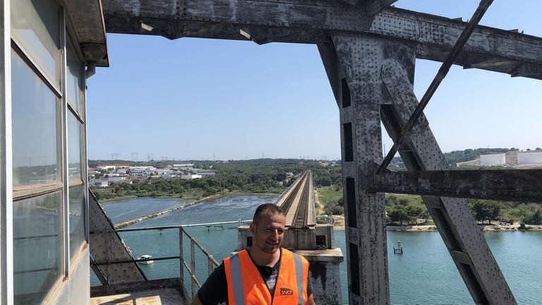 Interview mit Brückenwart Michel Bouard während die Brücke öffnet.