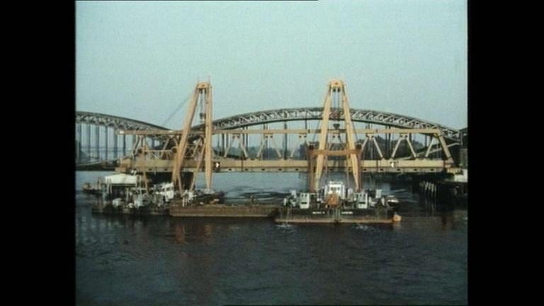 Die Süderelbebrücke, das Wahrzeichen Hamburgs, wird umgebaut für modernere Zeiten. (Film von 1970)