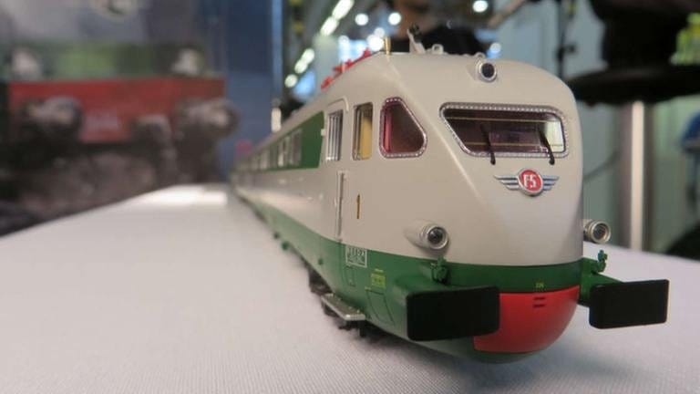 Die neue Firma Level aus Italien präsentiert den Zug ETR.226P der Epoche Iva (Foto: SWR, SWR - Bernhard Foos)