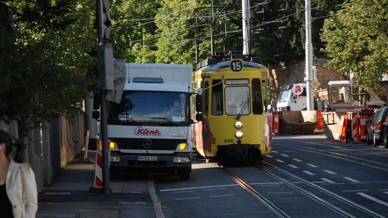 Auch das Straßenbahnalltag – ein Lieferwagen muss langsam passiert werden, es reicht grade so. (Foto: SWR, SWR - Harald Kirchner)