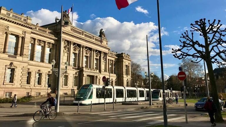 Eine Straßenbahn, hier ein Citadis Triebwagen, hält am Place de la République, vor dem Staatstheater.