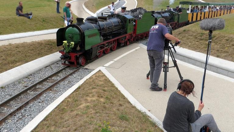 Das Eisenbahn-Romantik-Kamerateam bei der Arbeit im neuen Teil des Killesbergparks (Foto: SWR, SWR - Bernhard Foos)