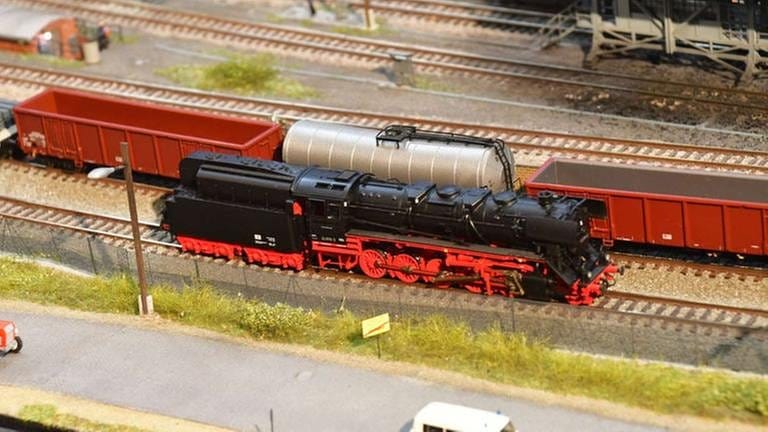 Für die Nenngröße TT wird die Dampflok Baureihe 44 mit Kohlenstaubfeuerung nun ausgeliefert. Stilecht wird sie auf einem Bahnbetriebswerks-Diorama gezeigt. (Foto: SWR, SWR - Harald Kirchner)