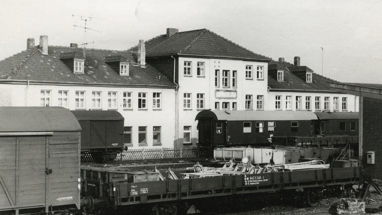 Historische Aufnahme des Verwaltungsgebäudes auf dem ehemalige Gleisbauhof der Deutschen Bahn in Sankt Ingbert. 