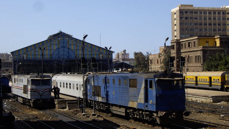 Bahnhof Alexandria - Ausfahrt des Zuges auf der ältesten Bahnstrecke Afrikas in Richtung Kairo