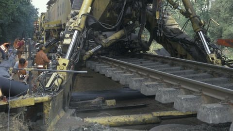 Gleiserneuerung mit Arbeitszug PM 200-2R bei Lauf, r.d. Pegnitz. Austausch des alten Bodens und alten Schotters (Wegfräsen)