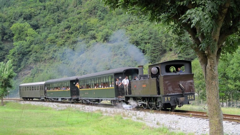 Tender voraus auf schmaler Spur – der Dampfzug des baskischen Eisenbahnmuseums