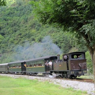 Tender voraus auf schmaler Spur – der Dampfzug des baskischen Eisenbahnmuseums (Foto: SWR, Susanne Mayer-Hagmann)