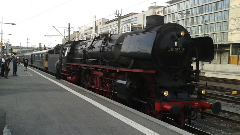 Stuttgart: Um 07:00 Uhr steht unser Dampfzug am Bahnsteig bereit. Heute geht es über die Geislinger Steige nach Ulm,Friedrichshafen, Lindau nach Augsburg.