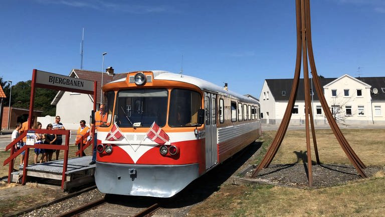 Neben dem Bahnhof wartet im Sommer noch ein anderer Zug: die Bergbahn von Lemvig.
