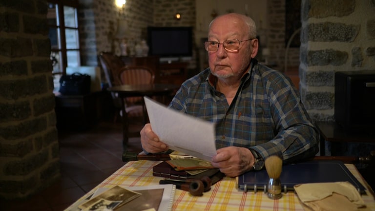 André Perreau liest den Abschiedsbrief seines Vaters Maxime vor. Der französische Eisenbahner und Widerstandskämpfer wurde 1944 in Stuttgart hingerichtet. (Foto: SWR)