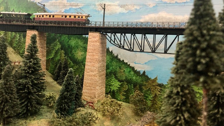 Es geht über die Iser. Die Brücke ist sogar in der kleinen Modellbahn-Spur N imposant.  (Foto: SWR, Kirsten Ruppel)