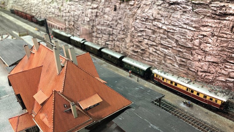 Auch in der Anlage der Modellbauer kommt der Bahnhof Oberschreiberhau detailgetreu zur Geltung. (Foto: SWR, Kirsten Ruppel)