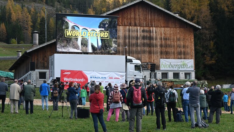 Live-Übertragung der Weltrekordfahrt auf dem Festgelände in Bergün. Um 15.30 Uhr hat der Zug sein Weltrekordziel erreicht, mit der Überfahrt des spektakulären Landwasserviaduktes! (Foto: SWR, Bettina Bansbach)