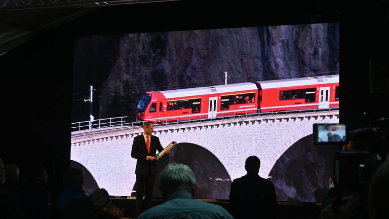 Dr. Renato Fasciati erhält die Urkunde mit dem Weltrekord-Titel: „longest narrow gauge passenger train“ – (Foto: SWR, Bettina Bansbach)