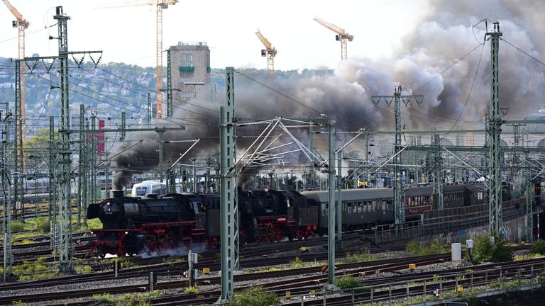 100 Jahre Stuttgart Hbf - ein Sonderzug fährt mit Volldampf aus dem Stuttgarter Hauptbahnhof. (Foto: SWR, Harald Kirchner)