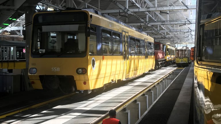 Der nun rund vierzig Jahre alte Zahnradbahnwagen im Straßenbahnmuseum. (Foto: SWR, Michael Kost)