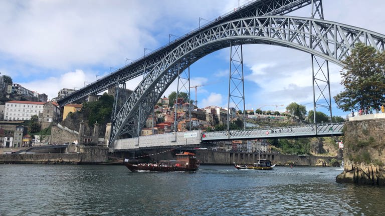 Ponte Dom Luis I. von Vila Nova de Gaia aus – gegenüber der Altstadt von Porto.