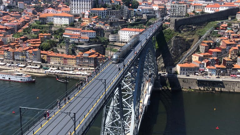 Die Metro fährt über die Ponte Dom Luis I. – sie ist Teil der Altstadt von Porto. die 1996 von der UNESCO den Welterbetitel bekam. (Foto: SWR, Alexander Schweitzer)