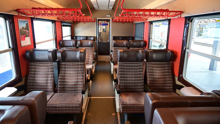 Die Inneneinrichtung der Baureihe 5047 - sie orientiert sich fast am Komfort von Fernzügen, nur die Klimaanlage fehlt. (Foto: SWR, Harald Kirchner)