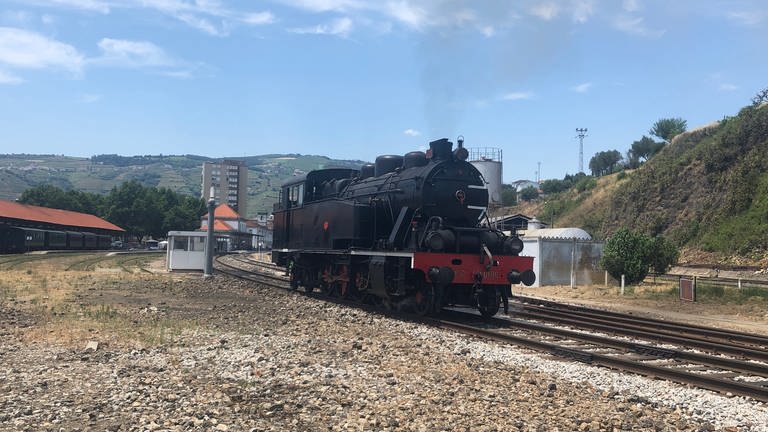 Die Lokomotive der Firma Henschel ist die älteste betriebsfähige Dampflokomotive in Portugal – Baujahr 1025. (Foto: SWR, Alexander Schweitzer )