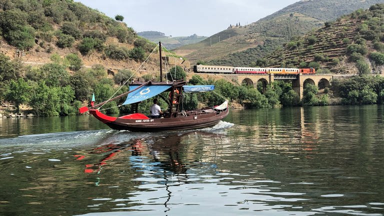 Rabelo-Boot und Mira Douro zwischen Peso da Régua und Tua. (Foto: SWR, Alexander Schweitzer )