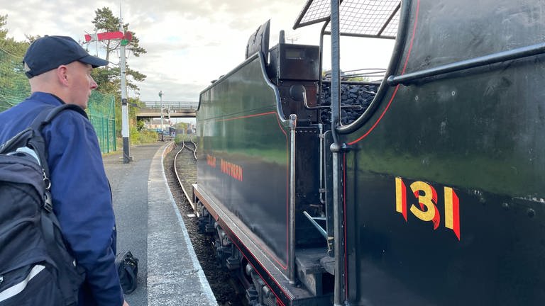 Noel Playfair ist während der Dreharbeiten im September 2022 der einzige Dampflokführer mit Genehmigung, auch außerhalb des Museums auf den Strecken von Translink und Irish Rail zu fahren.   (Foto: SWR, Kirsten Ruppel)