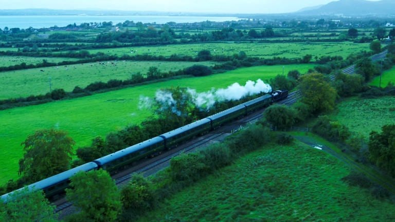 Der leere Dampfzug fährt von Whitehead nach Belfast, um dort die Fahrgäste abzuholen.