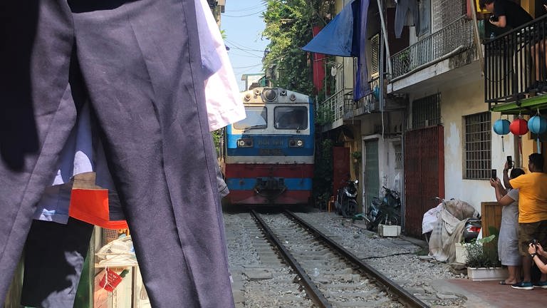 In Hanoi fahren die Züge dicht an den Häusern vorbei – für viele Touristen eine Attraktion