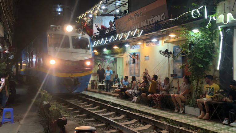 Der „Zug der Einheit‘ bei seiner Fahrt durch die berühmte Trainstreet in Hanoi