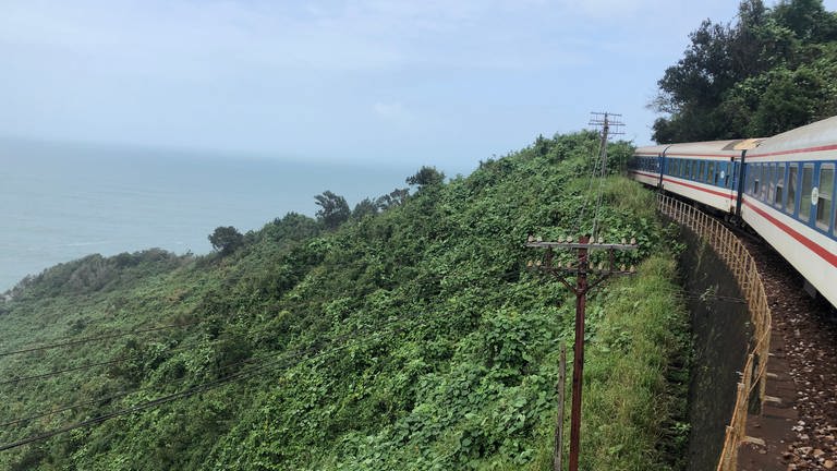 Fahrt entlang des Südchinesischen Meeres unterhalb des Wolkenpasses