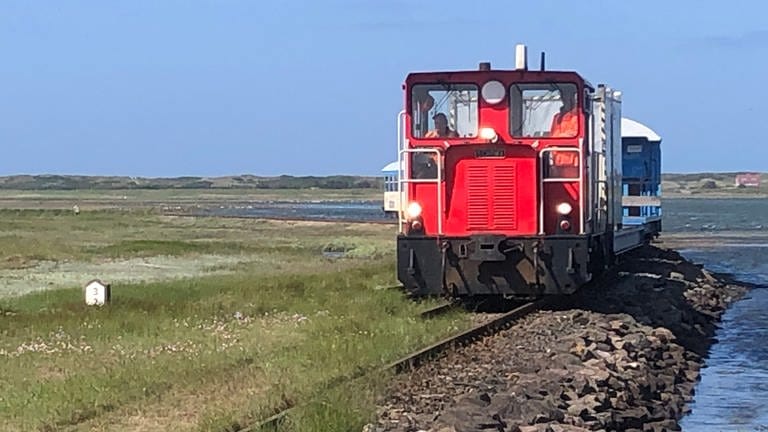 Die Inselbahn kurz vor dem Fähranleger, wenige Meter neben dem Wattenmeer – da werden die Gleise schon mal überspült. (Foto: SWR, Alexander Schweitzer)