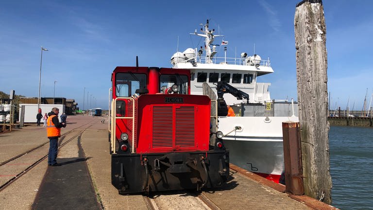 Am Fähranleger auf Wangerooge – Waren werden direkt vom Schiff auf die Bahn geladen. (Foto: SWR, Alexander Schweitzer)