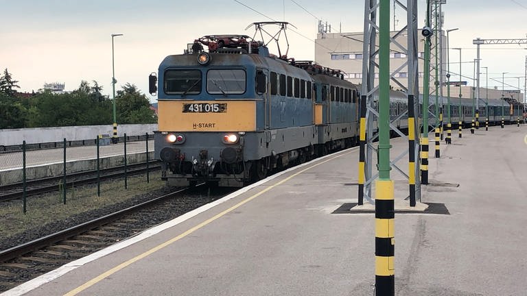 Zwischen Balatonfüred und Budapest ist die Strecke elektrifiziert. 