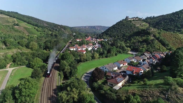 Es ist ein besonderes Ereignis, wenn ein Dampfzug an der Alsenz entlang fährt. Normalerweise durchqueren nur Regionalzüge das kleine Flusstal.