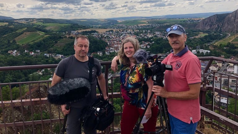 Normalerweise steht natürlich der Protagonist im Rampenlicht. Das SWR-Filmteam lässt sich zwischendurch aber auch mal von Steffen Eiser auf dem Rheingrafenstein fotografieren. 