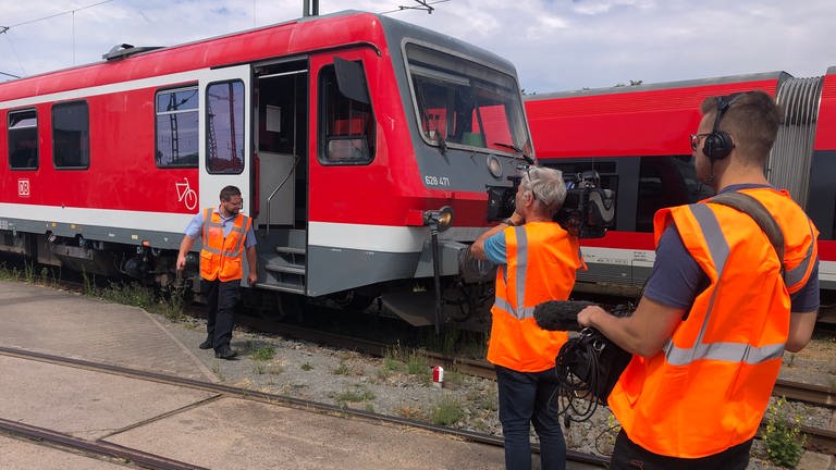 Auf dem Betriebshof in Kaiserslautern: Lokführer Patrick Pandel wählt einen Dieseltriebzug der Baureihe 628, um mit dem SWR-Team durchs Alsenztal zu fahren.  (Foto: SWR, Kirsten Ruppel)